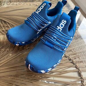 NWOT blue camo adidas lite race size youth 5, big kids